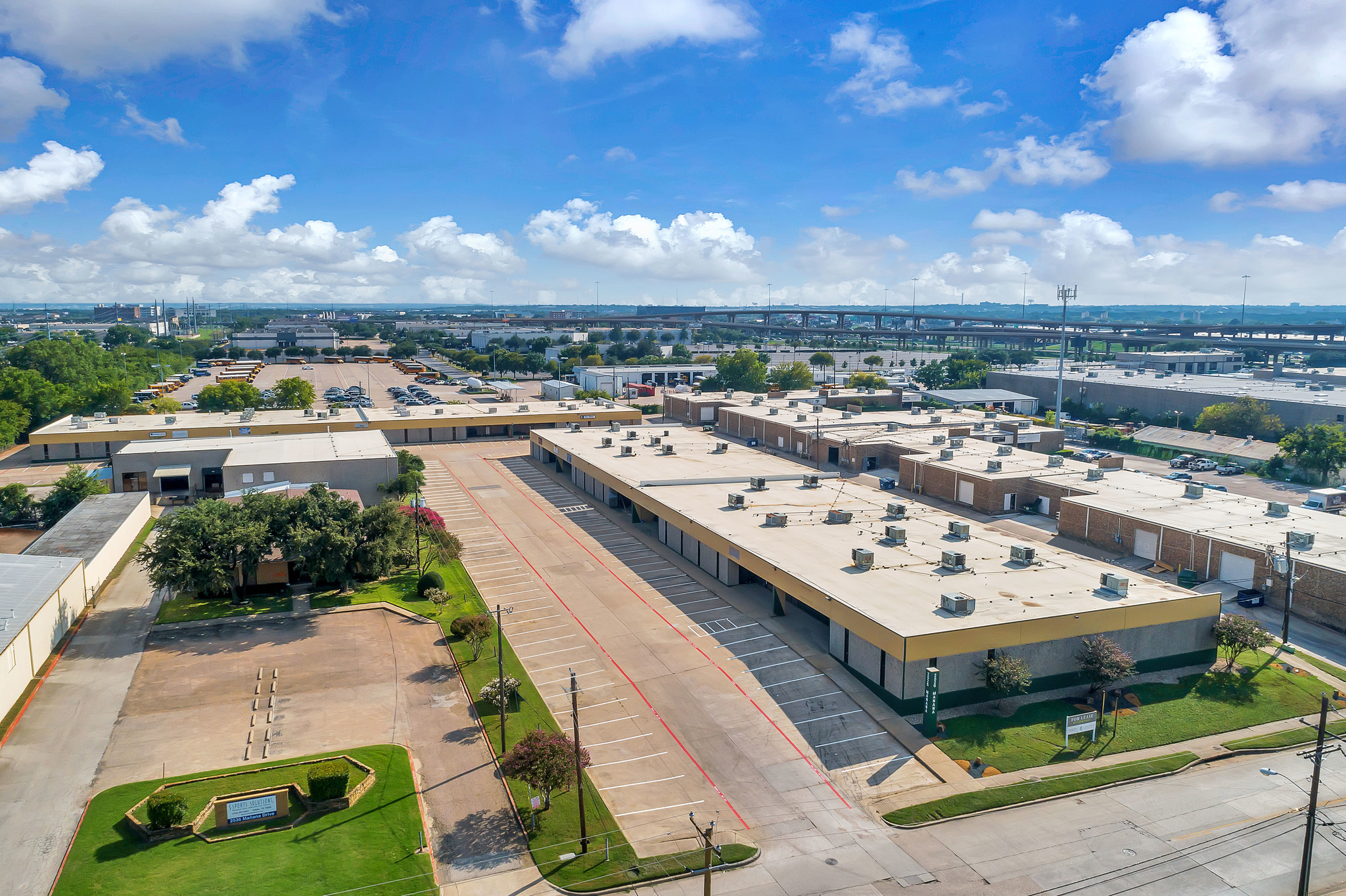 2526 Manana Dr, Dallas, TX à louer Photo de l’immeuble– Image 1 sur 10