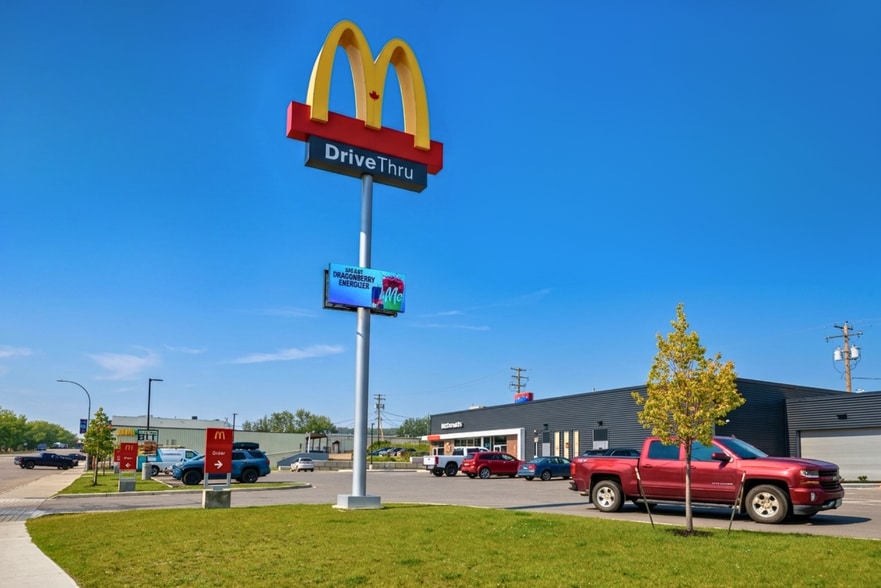 4804 50th Ave, Fort Nelson, BC à vendre - Photo de l’immeuble – Image 3 sur 8