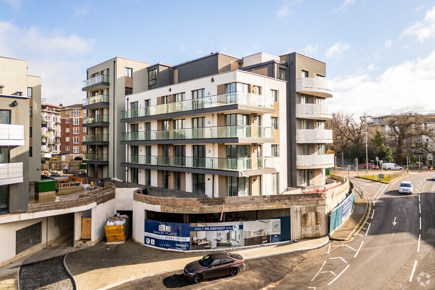 Savoy Place - Farnborough portefeuille de 2 biens à vendre sur LoopNet.fr - Photo principale – Image 2 sur 2