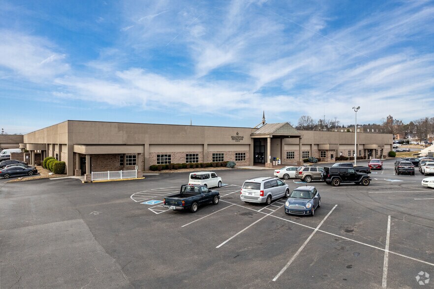 420 W Morris Blvd, Morristown, TN à louer - Photo de l’immeuble – Image 1 sur 23