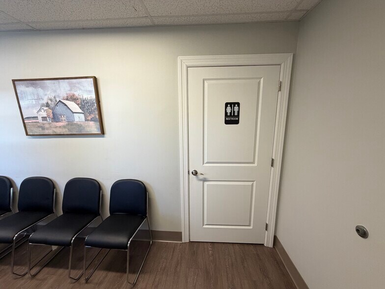 524 E Main St, Riverhead, NY à louer - Photo intérieure – Image 3 sur 8