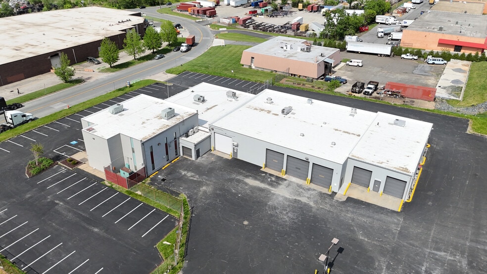 7675 Canton Center Dr, Dundalk, MD à louer - Photo de l’immeuble – Image 3 sur 6