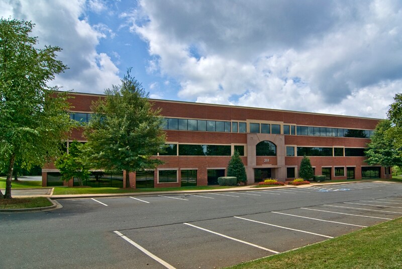 201 McCullough Dr, Charlotte, NC à louer Photo de l’immeuble– Image 1 sur 2