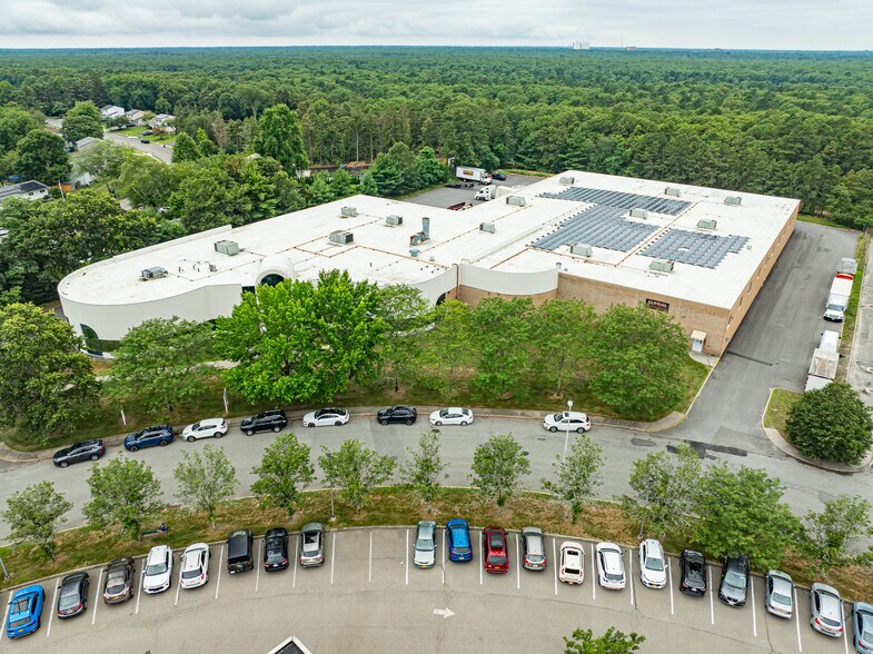 30 Crossways E, Bohemia, NY à louer - Photo de l’immeuble – Image 3 sur 37