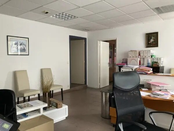 Local d'activités dans Saint-Paul-de-Fenouillet à vendre - Photo de l’immeuble – Image 1 sur 4