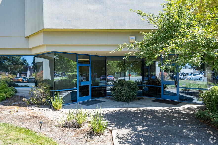 3636 N Laughlin Rd, Santa Rosa, CA à louer - Photo de l’immeuble – Image 3 sur 4