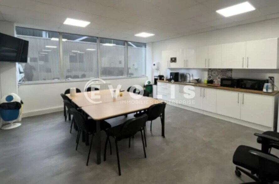 Local d’activités dans Les Ulis à louer - Photo de l’immeuble – Image 2 sur 5