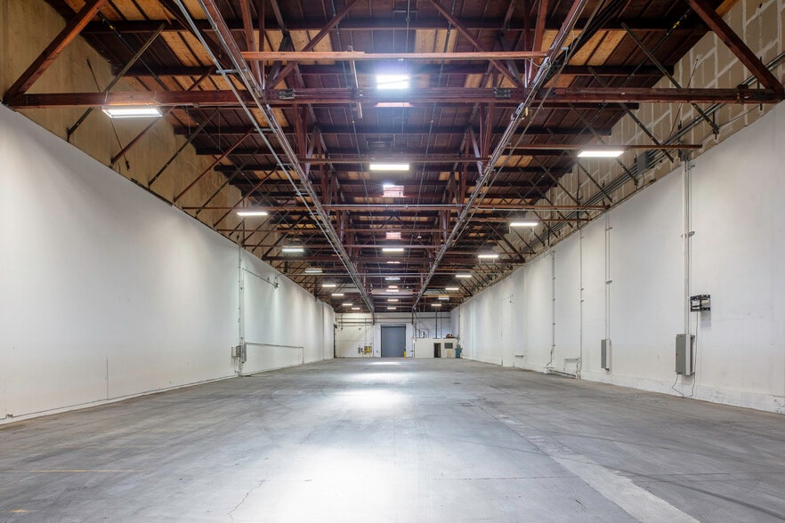 6195 Coliseum Way, Oakland, CA à louer - Photo intérieure – Image 2 sur 8