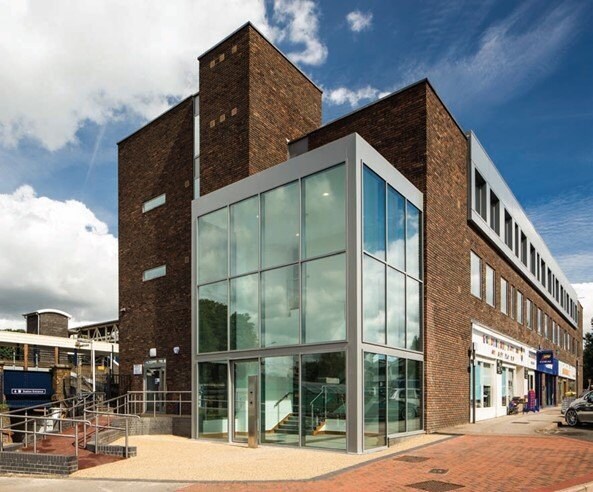 Station Appr, West Byfleet à louer Photo de l’immeuble– Image 1 sur 8