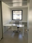 Bureau lumineux avec vue dégagée et espace de travail moderne.