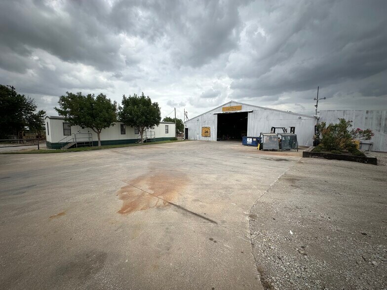 1651 E Hicks Field Rd, Fort Worth, TX à vendre - Photo de l’immeuble – Image 3 sur 10