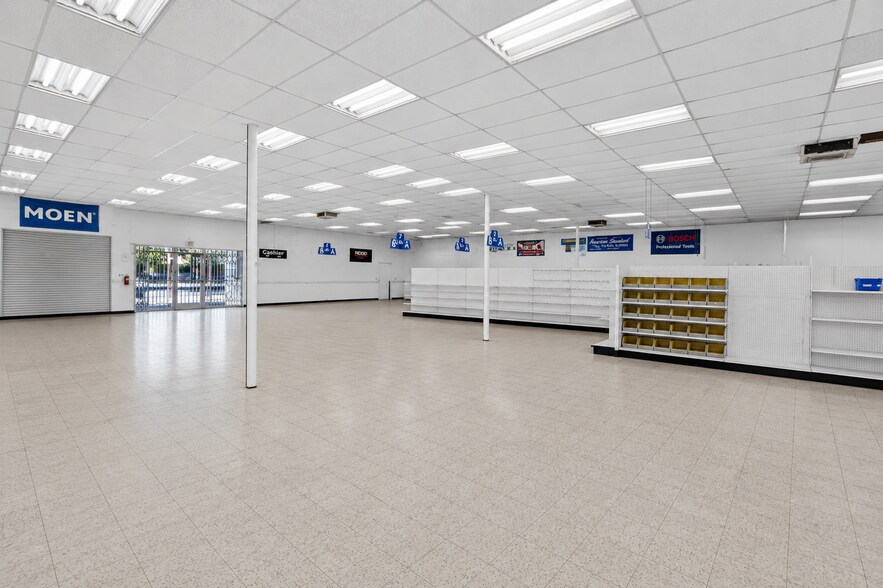 8916 Corbin Ave, Northridge, CA à louer - Photo de l’immeuble – Image 3 sur 12