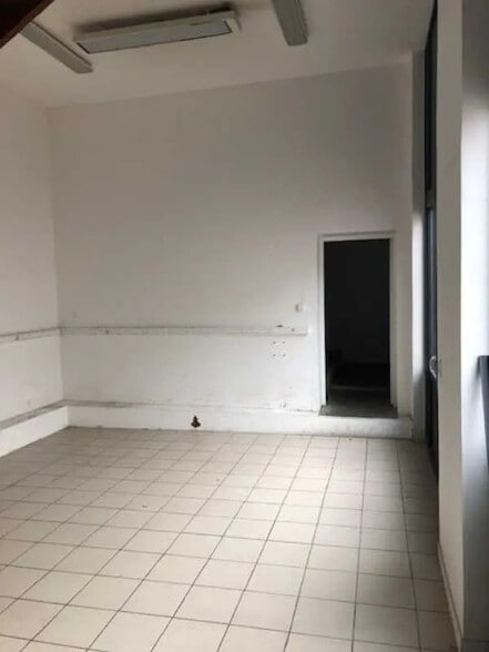 Bureau dans Elbeuf à vendre - Photo de l’immeuble – Image 2 sur 4
