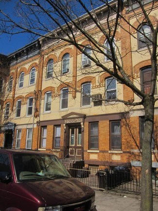 Plus de détails pour 1821 Cornelia St, Flushing, NY - Logement à vendre