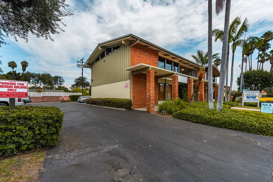 1661 E Chapman Ave, Fullerton, CA à louer - Photo de l’immeuble – Image 3 sur 49