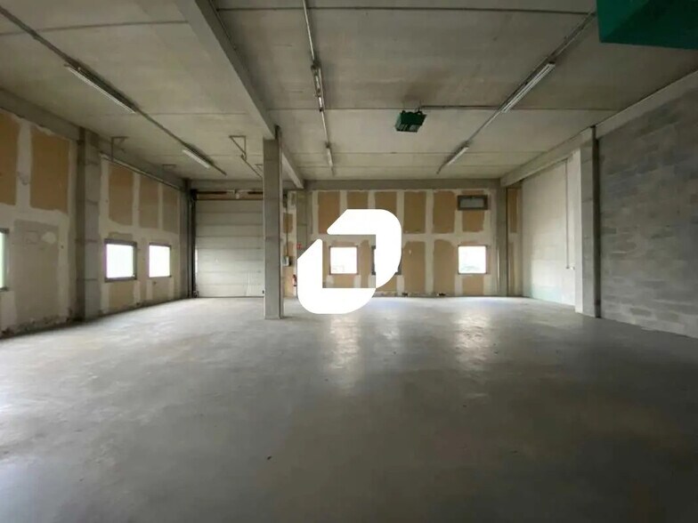 Local d’activités dans Villeneuve-la-Garenne à louer - Photo de l’immeuble – Image 2 sur 20