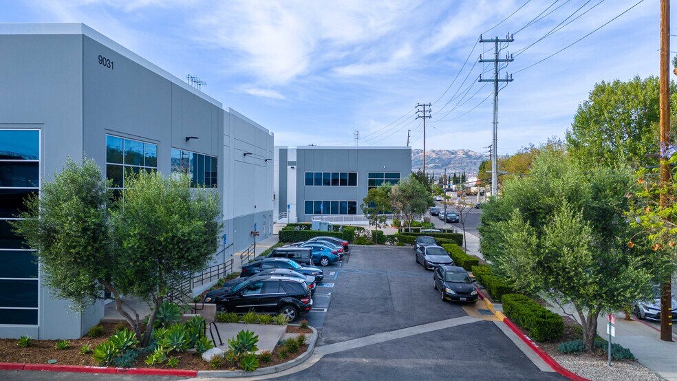 9031 N Lurline Ave, Chatsworth, CA à louer - Photo de l’immeuble – Image 2 sur 60
