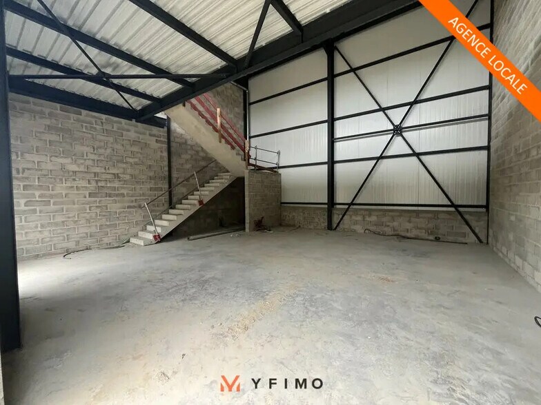 Local d'activités dans Aubergenville à vendre - Photo de l’immeuble – Image 1 sur 5