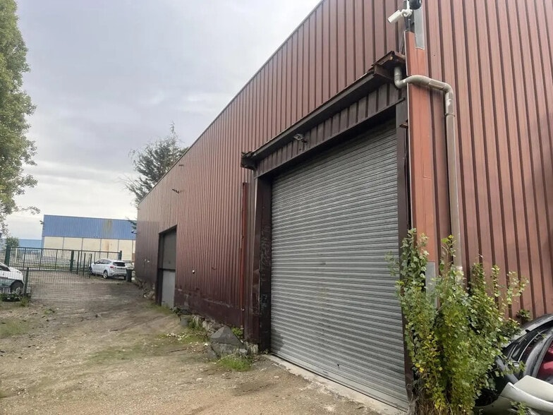 Local d'activités dans Porcheville à vendre - Photo de l’immeuble – Image 2 sur 5