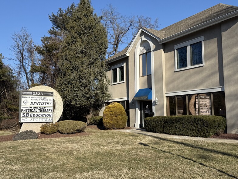 1323 Rt 34 N, Aberdeen, NJ à louer - Photo de l’immeuble – Image 1 sur 9