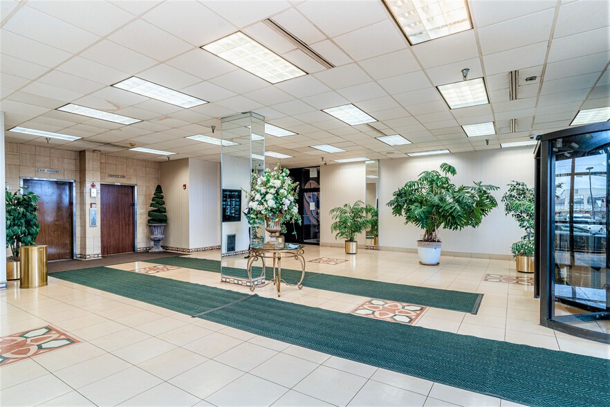 2602 E Dempster St, Park Ridge, IL à louer - Hall d’entrée – Image 2 sur 12