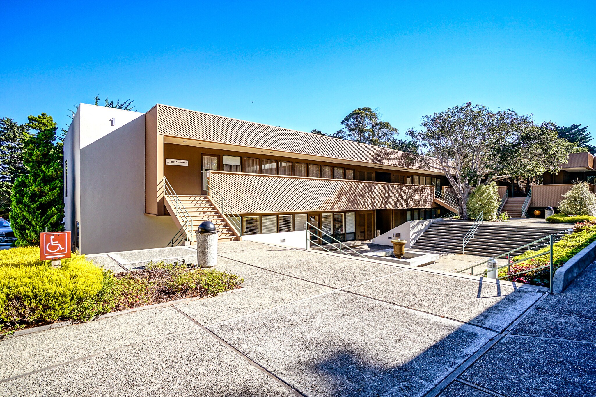 337 El Dorado St, Monterey, CA à louer Photo de l’immeuble– Image 1 sur 11