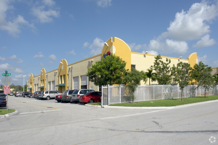 5930 NW 99th Ave, Miami, FL à louer - Photo principale – Image 1 sur 2