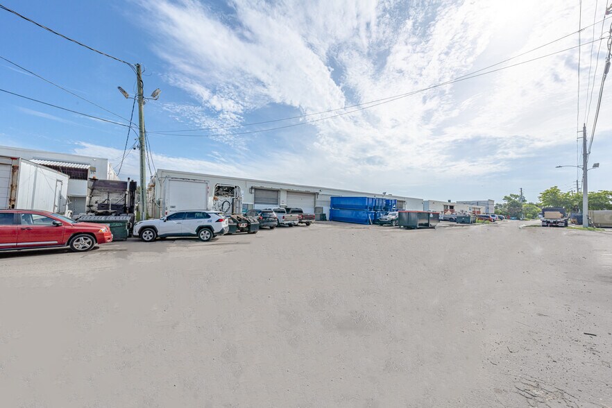 2335-2337 NW 149th St, Opa Locka, FL à louer - Photo de l’immeuble – Image 2 sur 13