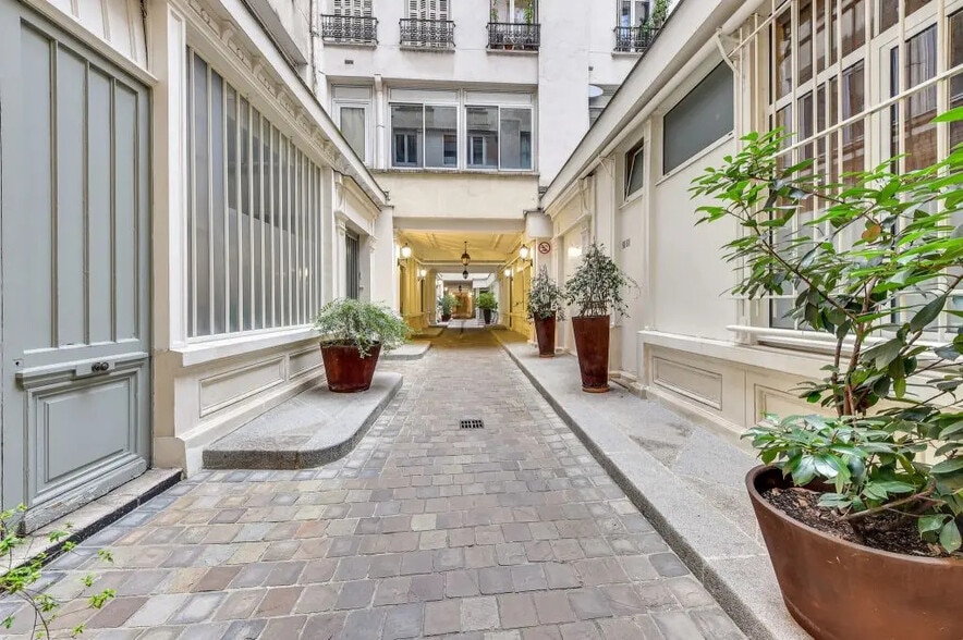 20-22 Rue Richer, Paris à louer - Photo de l’immeuble – Image 2 sur 13