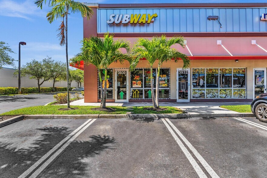 3900 Pembroke Rd, Pembroke Pines, FL à louer - Photo de l’immeuble – Image 2 sur 23