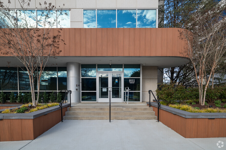 801 Thompson Ave, Rockville, MD à louer - Photo de l’immeuble – Image 3 sur 17