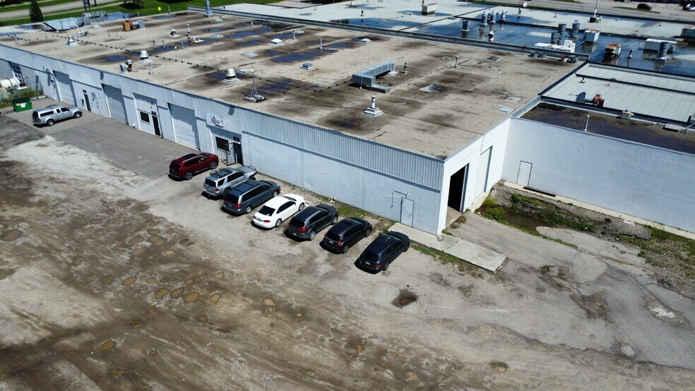 1201 42nd Ave SE, Calgary, AB à louer - Photo de l’immeuble – Image 3 sur 4