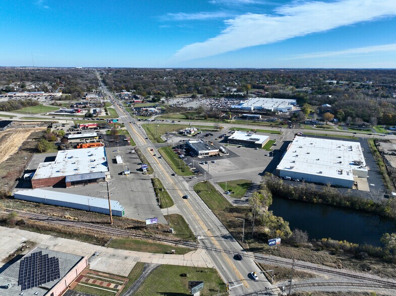 1519 E Riverside Blvd, Loves Park, IL à louer - Photo de l’immeuble – Image 3 sur 6