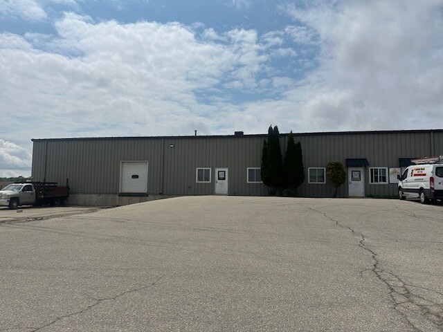 1060 Breezewood Ln, Neenah, WI à louer - Photo de l’immeuble – Image 2 sur 2