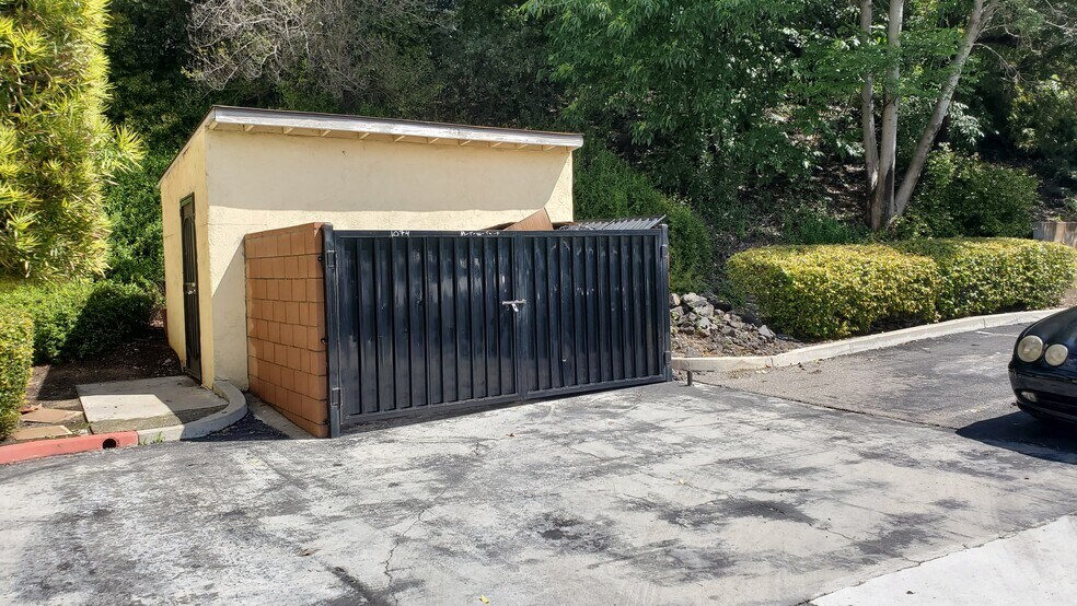 1074 Park View Dr, Covina, CA à louer - Photo de l’immeuble – Image 3 sur 7