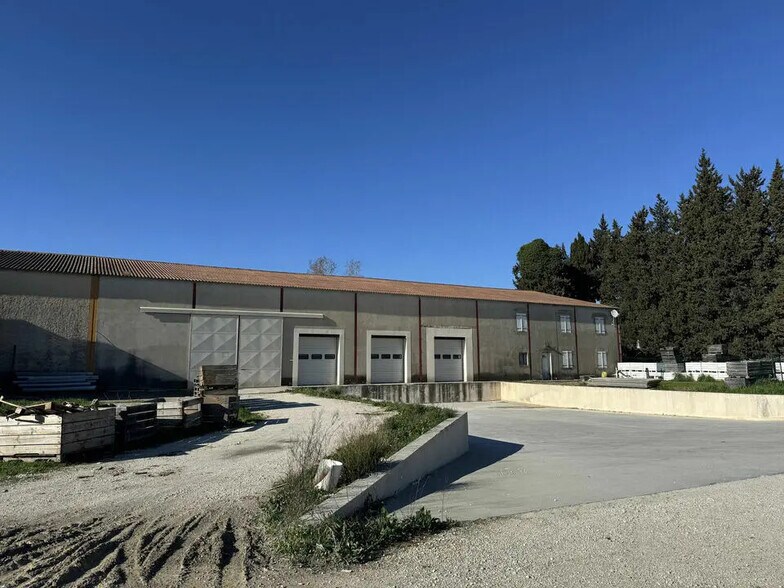 Local d'activités dans Châteaurenard à vendre - Photo de l’immeuble – Image 1 sur 8