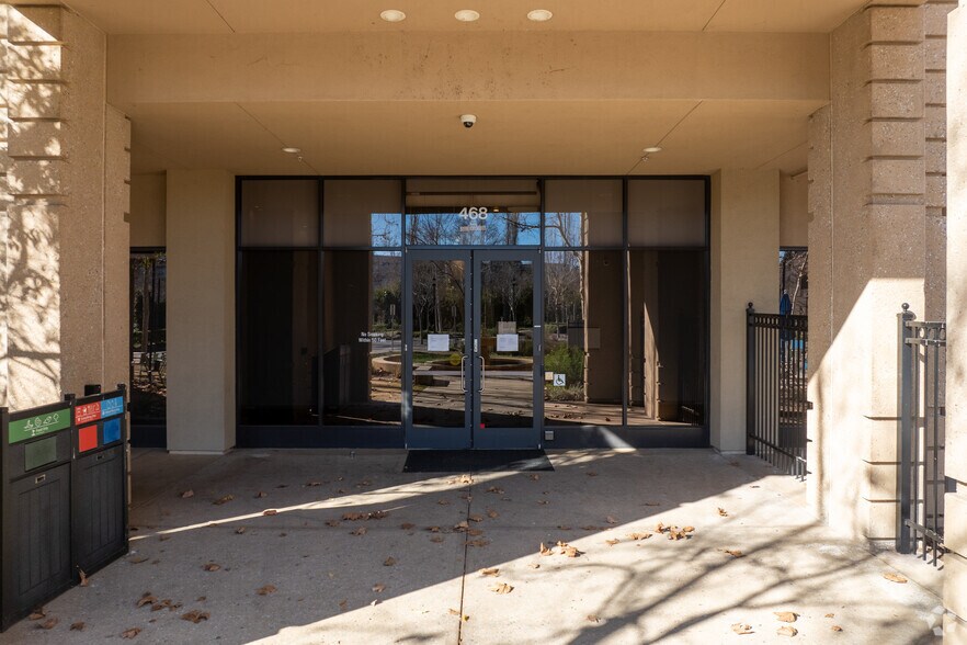 468 Ellis St, Mountain View, CA à louer - Photo de l’immeuble – Image 3 sur 14