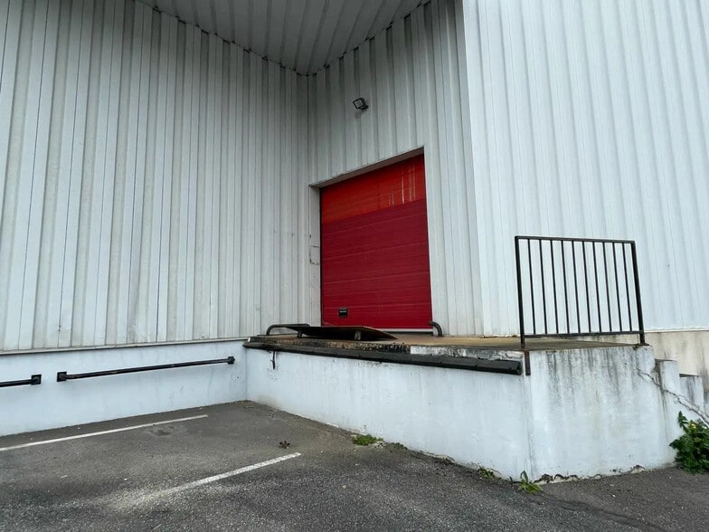 Local d’activités dans Franconville à louer - Photo de l’immeuble – Image 3 sur 8