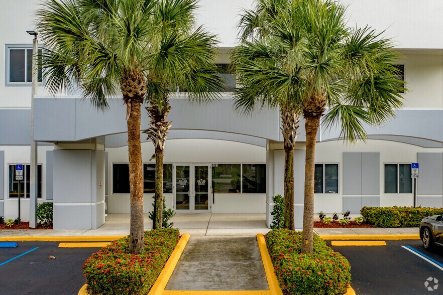 1095 Broken Sound Pky, Boca Raton, FL à vendre - Photo de l’immeuble – Image 2 sur 30