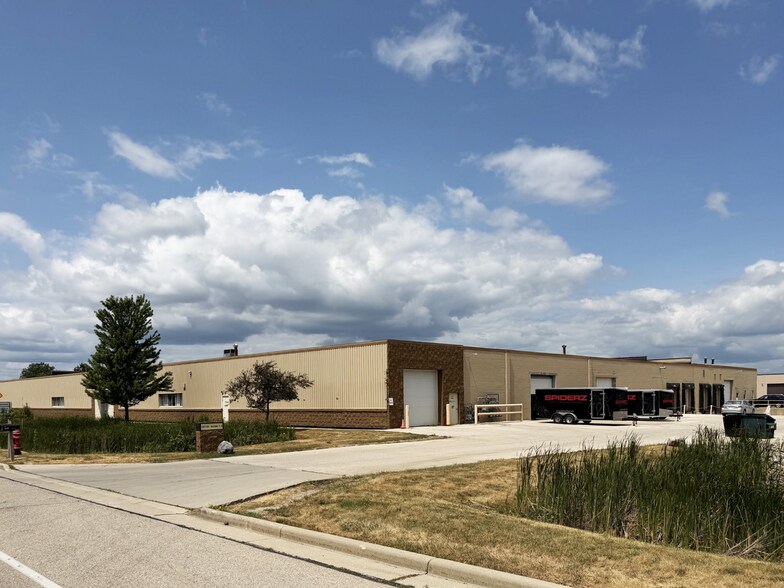 16150 W Lincoln Ave, New Berlin, WI à vendre - Photo de l’immeuble – Image 2 sur 8