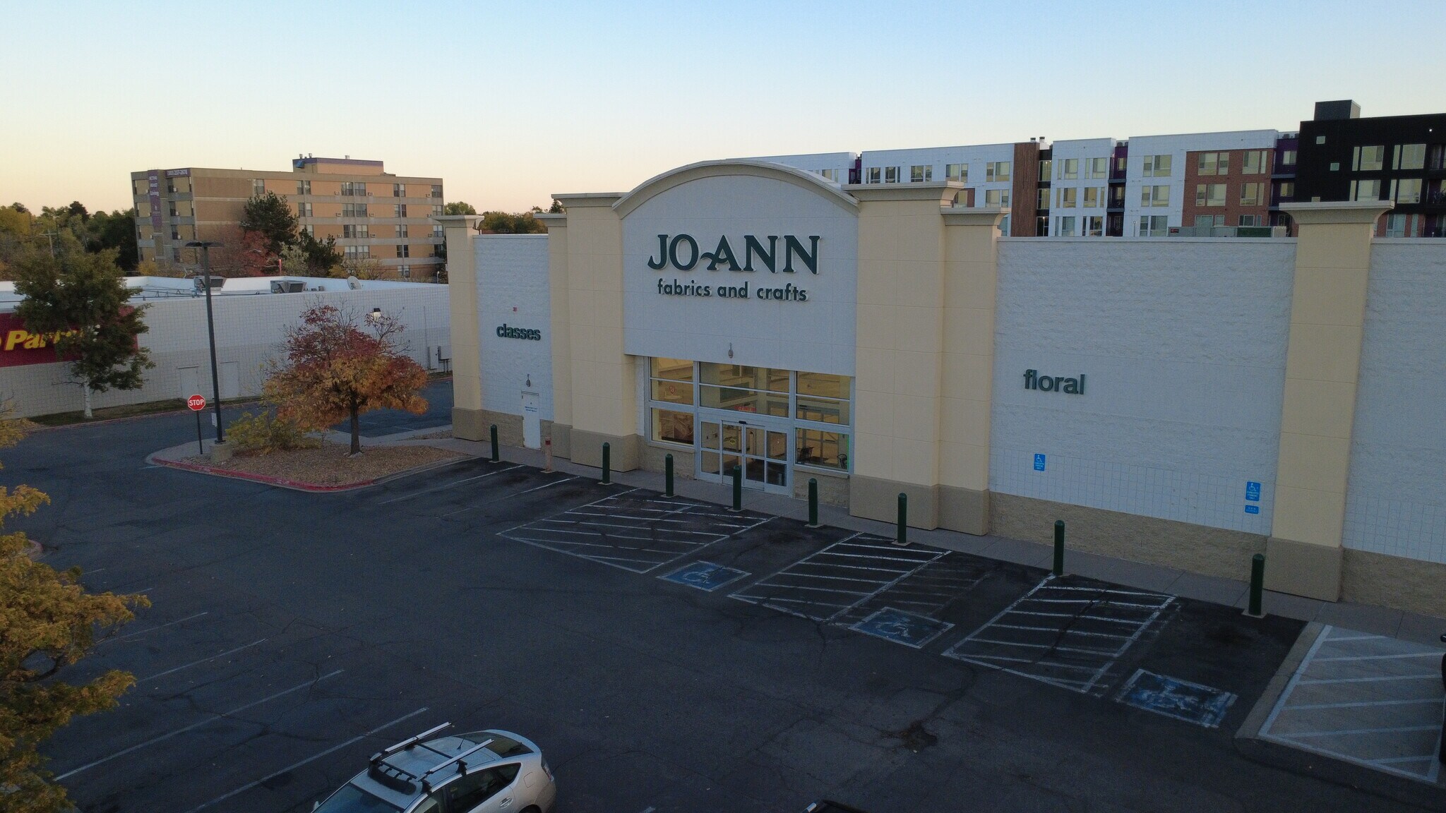 10750 W Colfax Ave, Lakewood, CO à louer Photo principale– Image 1 sur 11