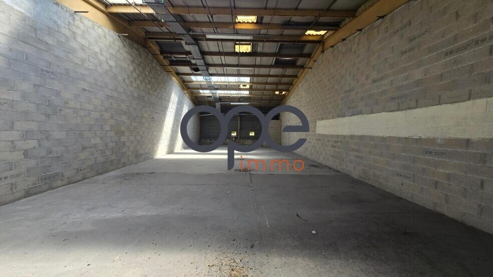 Industriel/Logistique dans Neuilly-en-Thelle à vendre - Photo de l’immeuble – Image 2 sur 5