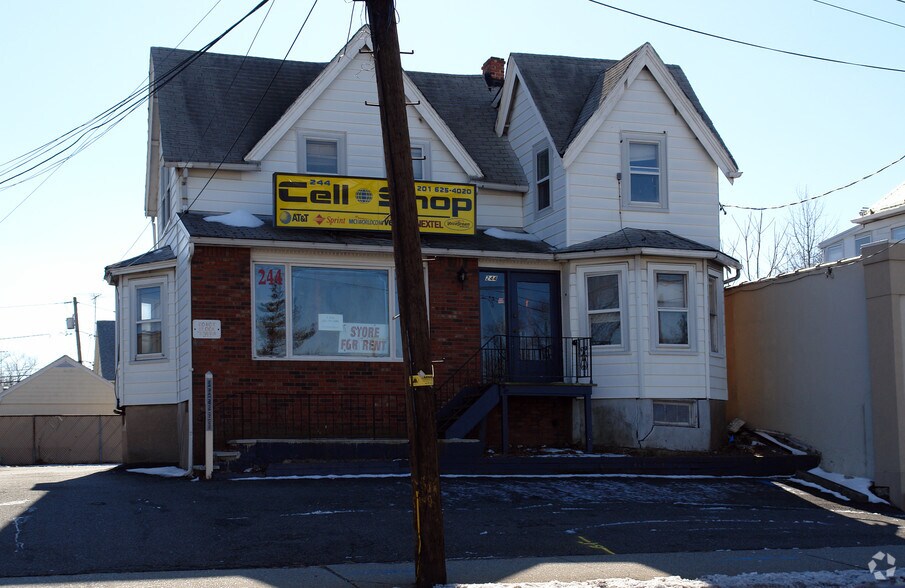 244 Broadway, Elmwood Park, NJ à vendre - Photo principale – Image 1 sur 3