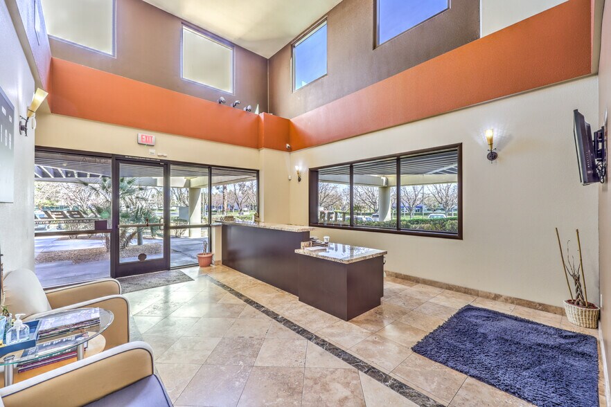 955 Grier Dr, Las Vegas, NV à louer - Photo intérieure – Image 1 sur 18