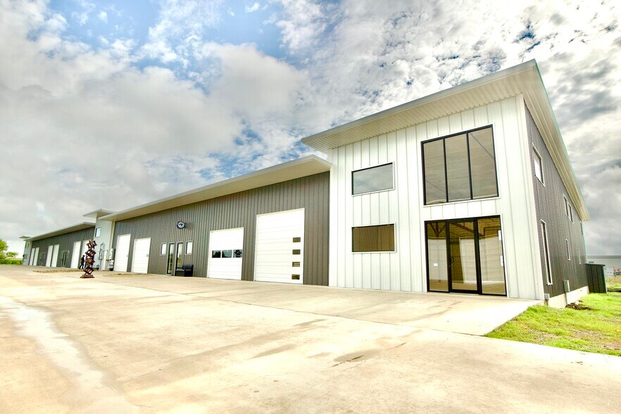 190 Ninety Four Ln, Taylor, TX à vendre - Photo de l’immeuble – Image 2 sur 13