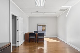 261-275 E Maple Rd, Birmingham, MI à louer Photo intérieure– Image 1 sur 2