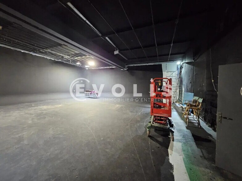 Local d'activités dans Ivry-sur-Seine à vendre - Photo de l’immeuble – Image 3 sur 25