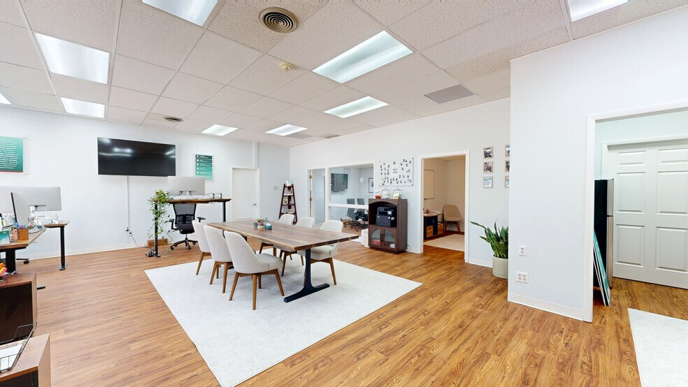10625 W North Ave, Milwaukee, WI à louer - Numérisation 3D Matterport – Image 3 sur 32
