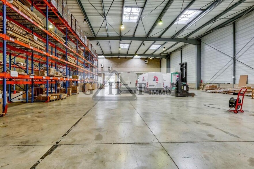 Industriel/Logistique dans Saint-Thibault-des-Vignes à louer - Photo de l’immeuble – Image 2 sur 2