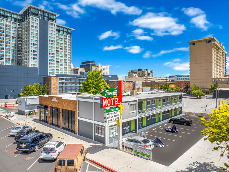 250 W Commercial Row, Reno, NV à vendre - Photo de l’immeuble – Image 1 sur 17